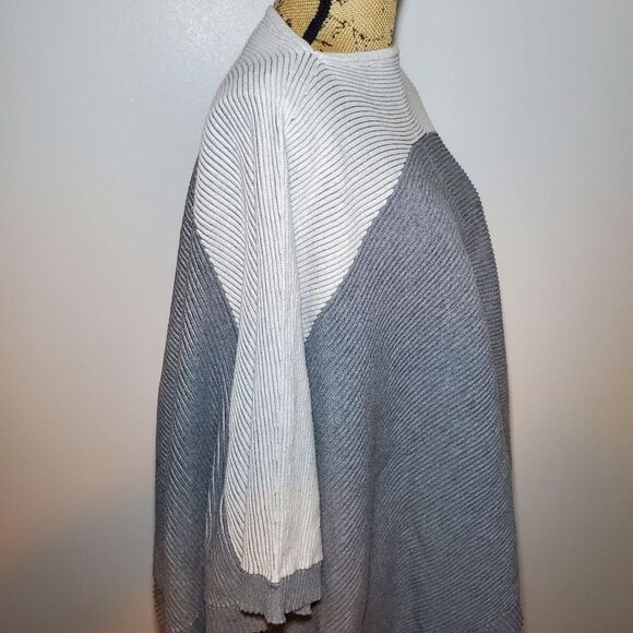 Lululemon It All Lines Up Poncho - Picture 9 of 15